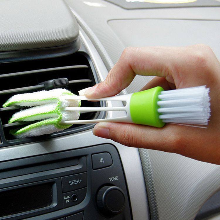 Double-sided cleaning brush for dusting dashboards and keyboards, featuring soft rag blinds for efficient household use.