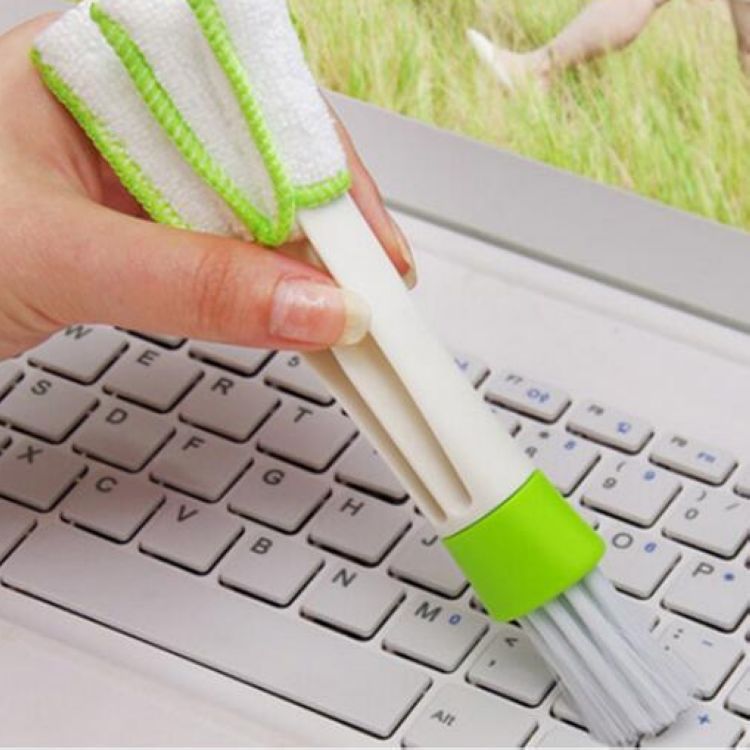 Double-sided cleaning brush for dusting dashboards and keyboards, featuring soft rag blinds for efficient household use.